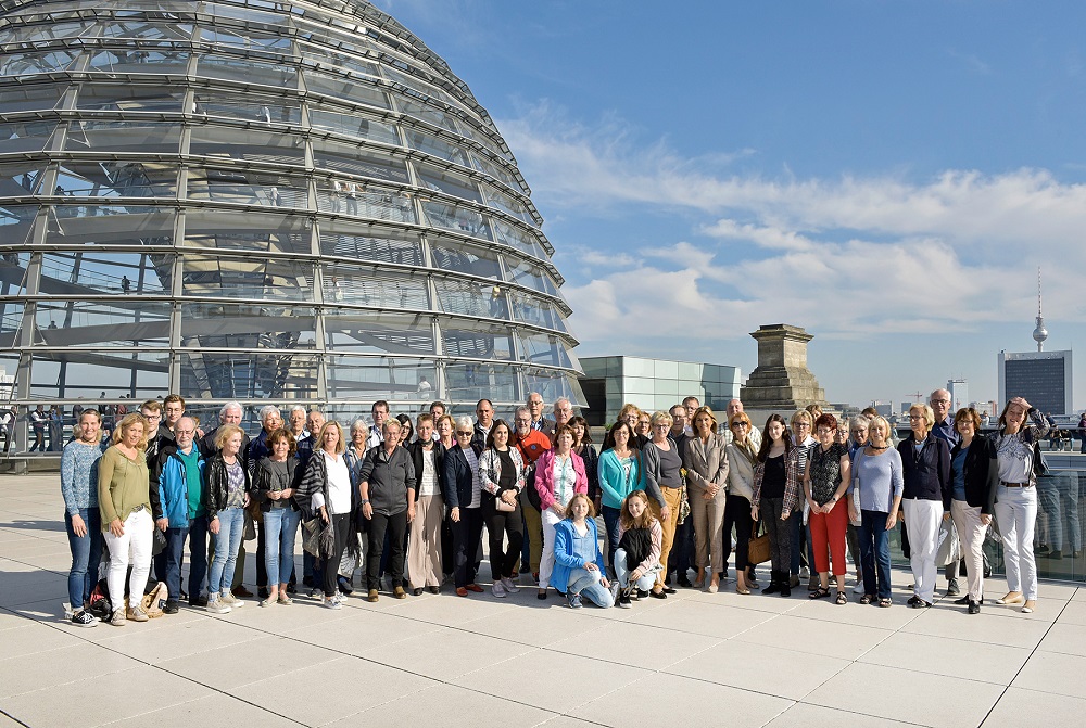 Gruppenfoto auf der Aussichtsplattform des Deutschen Bundestages | Quelle: Bundesregierung / Volker Schneider
